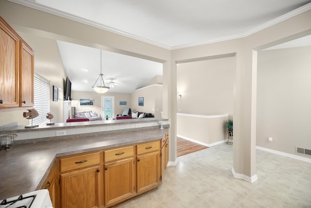 kitchen with open floor plan, a peninsula, decorative light fixtures, baseboards, and vaulted ceiling