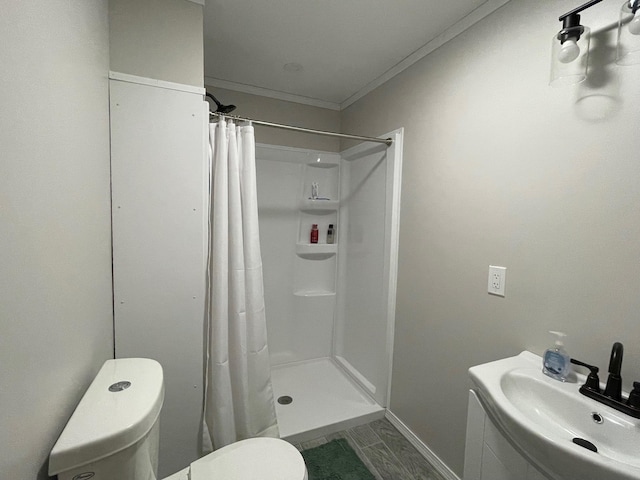 full bathroom featuring toilet, a shower with curtain, a sink, crown molding, and baseboards