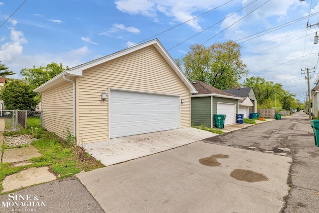 1117 Lakepointe St, Grosse Pointe Park, MI 48230 - detached garage featuring fence