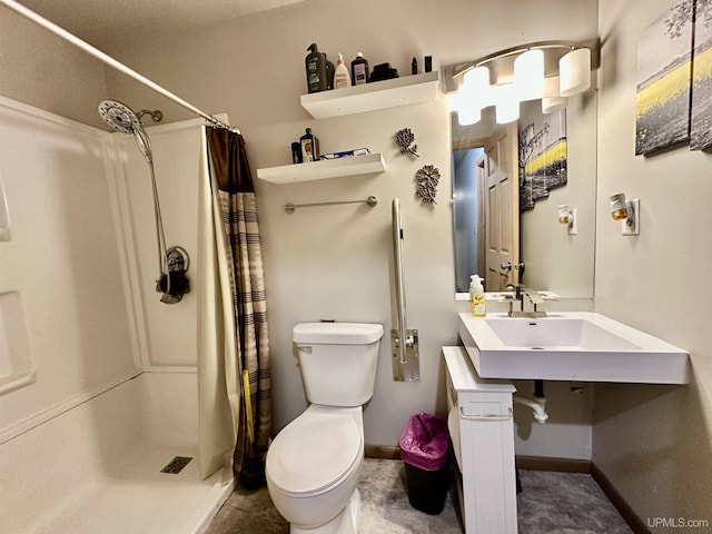 39 Stonegate Hts, Marquette, MI 49855 - bathroom featuring a shower with shower curtain, toilet, and baseboards