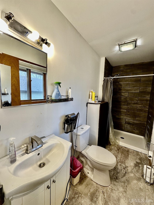 39 Stonegate Hts, Marquette, MI 49855 - bathroom with a tile shower, toilet, and vanity