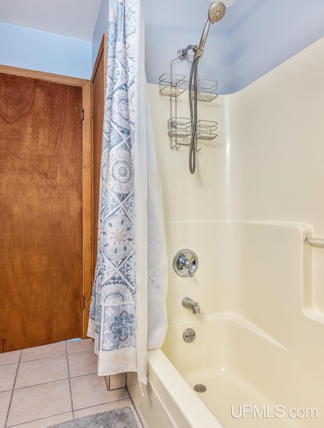 612 Saginaw St, Norway, MI 49870 - full bath featuring tile patterned flooring and shower / bathtub combination with curtain
