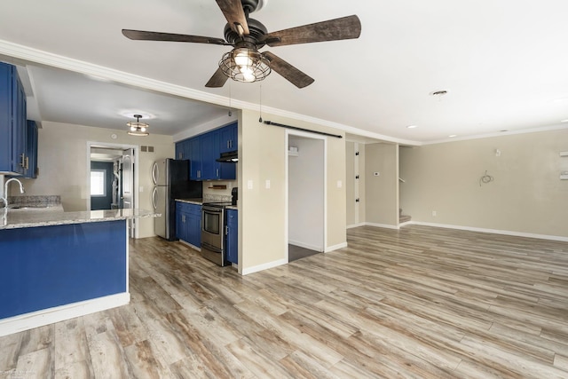 kitchen with blue cabinetry, stainless steel appliances, under cabinet range hood, a ceiling fan, and light wood finished floors