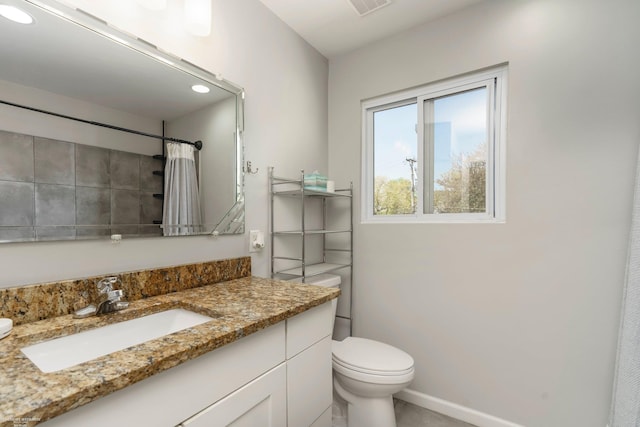 full bath featuring toilet, vanity, a shower with curtain, recessed lighting, and baseboards