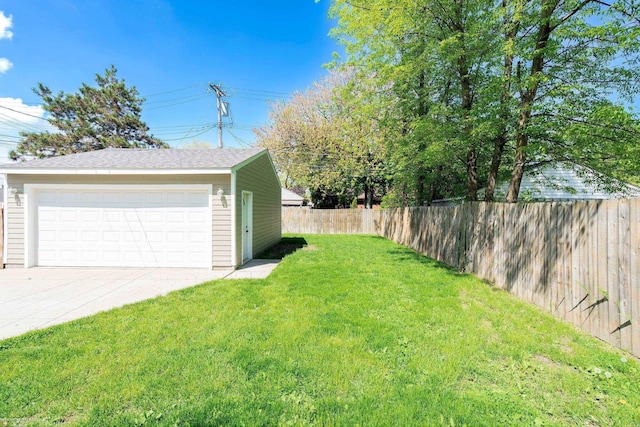 view of yard featuring an outdoor structure and a detached garage