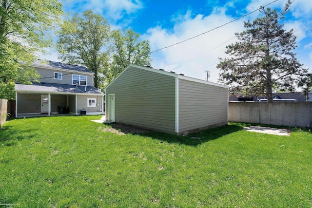 view of yard with an outdoor structure
