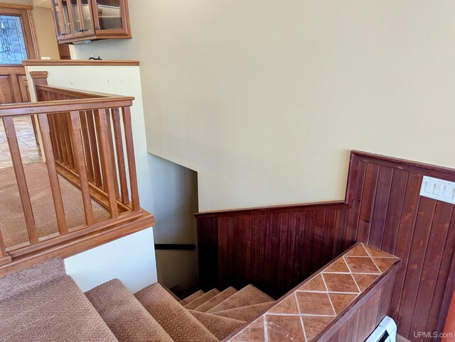 1002 Allouez Rd, Marquette, MI 49855 - view of stairway