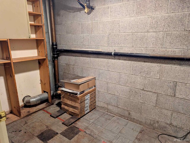 1002 Allouez Rd, Marquette, MI 49855 - detailed view of concrete block wall