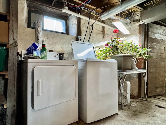 18020 Lake Rd, Pelkie, MI 49958 - clothes washing area featuring independent washer and dryer