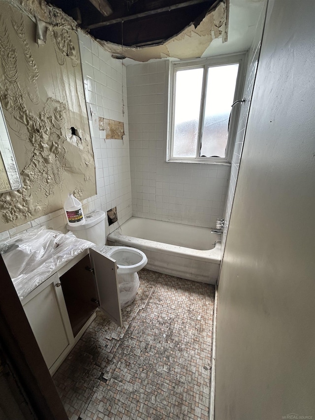 16501-16561 Greenfield Rd, Detroit, MI 48235 - full bathroom featuring toilet, vanity, and shower / bath combination
