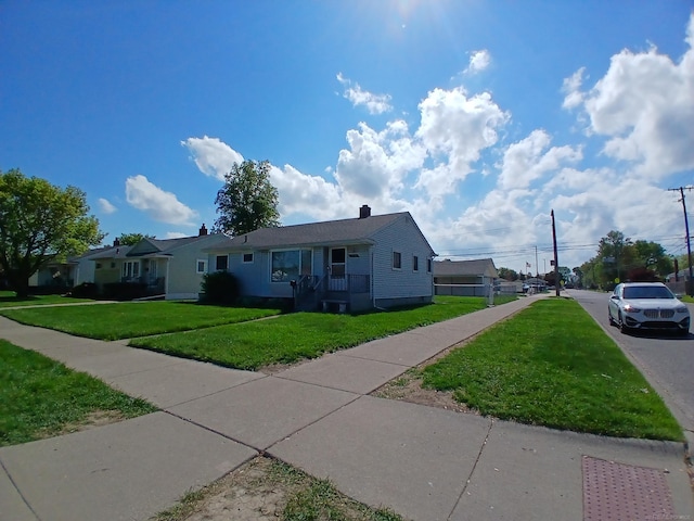 view of front of property featuring a front lawn