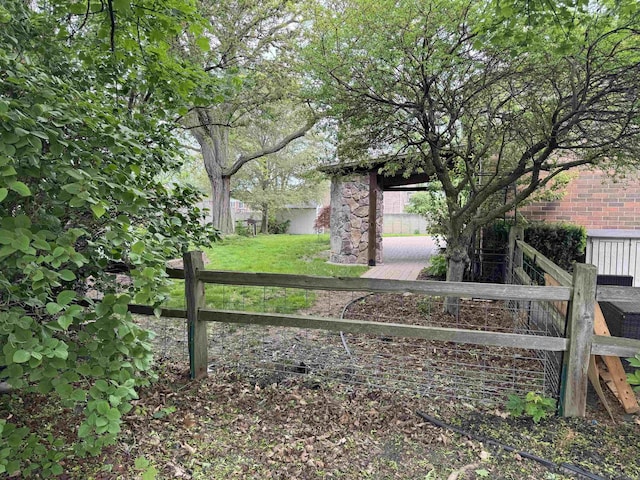 4283 Snoal Ln, Shelby Twp, MI 48316 - view of yard with fence