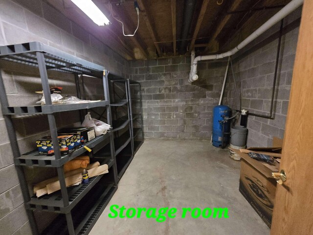 41 W River Dr, Gladwin, MI 48624 - unfinished below grade area with a water pressure tank and concrete block wall
