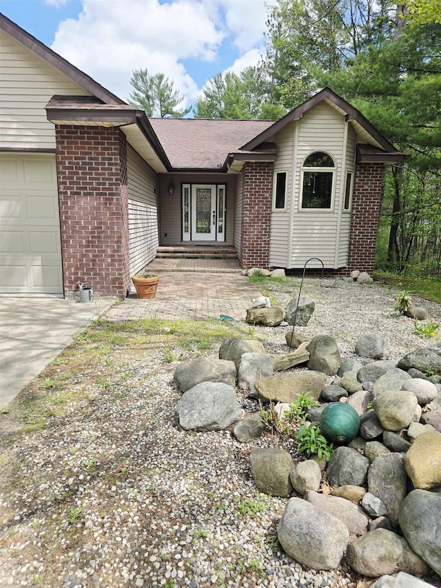 41 W River Dr, Gladwin, MI 48624 - single story home featuring brick siding, an attached garage, and concrete driveway