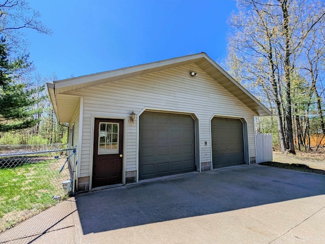 14 Arrowhead Dr, Marquette, MI 49855 - detached garage featuring fence