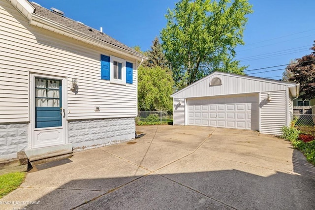 1131 Boyd St, Troy, MI 48083 - detached garage with fence