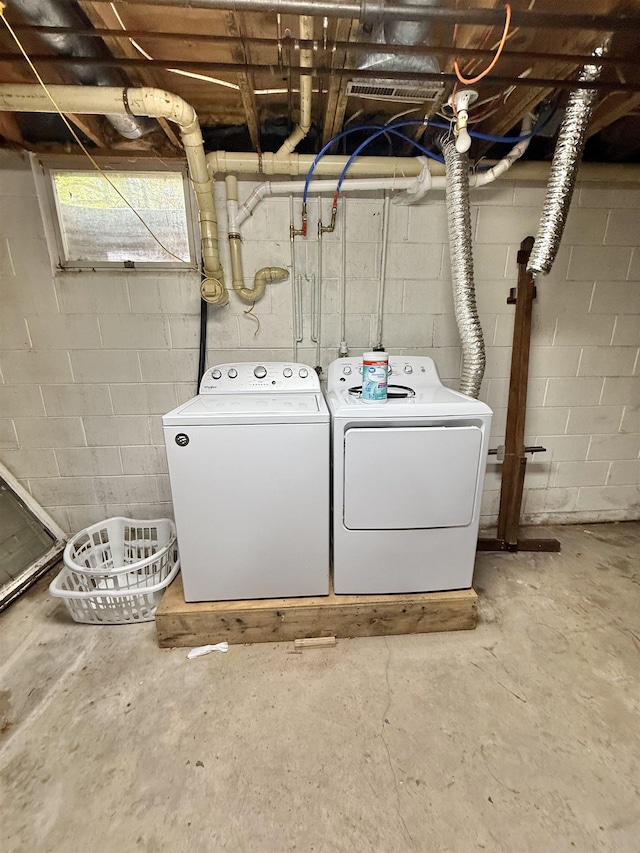 555 W Saxton Rd, Sanford, MI 48657 - laundry room with washing machine and clothes dryer