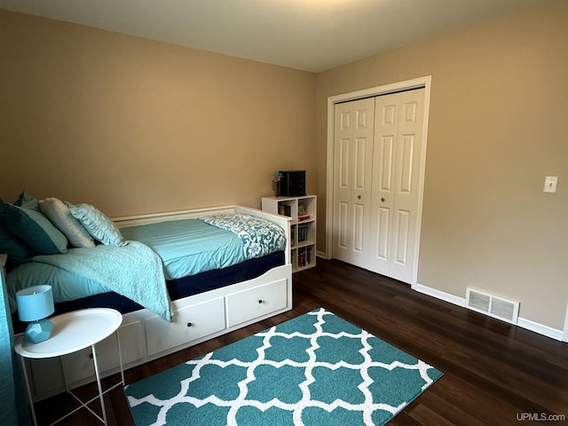 1300 W Sharon Ave, Houghton, MI 49931 - bedroom with wood finished floors, a closet, and baseboards