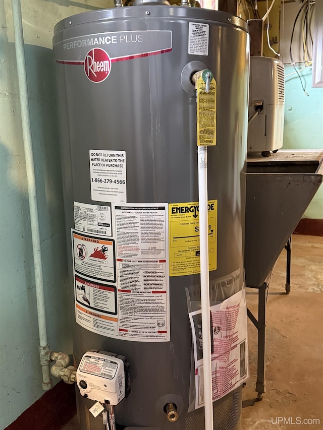 404 W Ludington St, Iron Mountain, MI 49801 - utility room featuring water heater