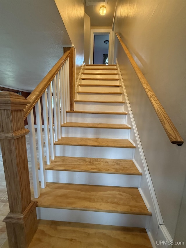 404 W Ludington St, Iron Mountain, MI 49801 - view of stairs
