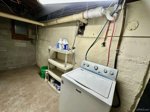 518 Lynn St, Munising, MI 49862 - laundry area with washer / clothes dryer