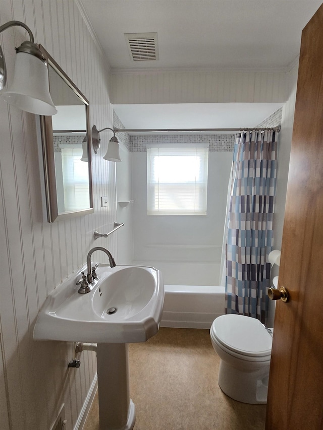 408 Sidney St, Bay City, MI 48706 - full bath featuring toilet, shower / bath combo with shower curtain, and crown molding