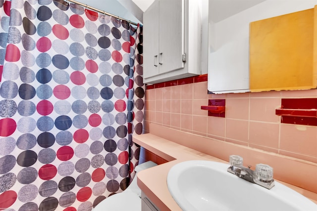 17941 Stephens Dr, Eastpointe, MI 48021 - bathroom featuring tasteful backsplash, vanity, toilet, and a shower with shower curtain