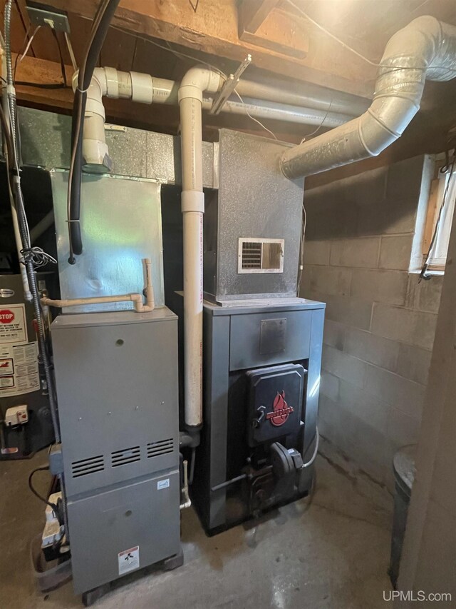 52170 Canal Rd, Houghton, MI 49931 - utility room featuring water heater