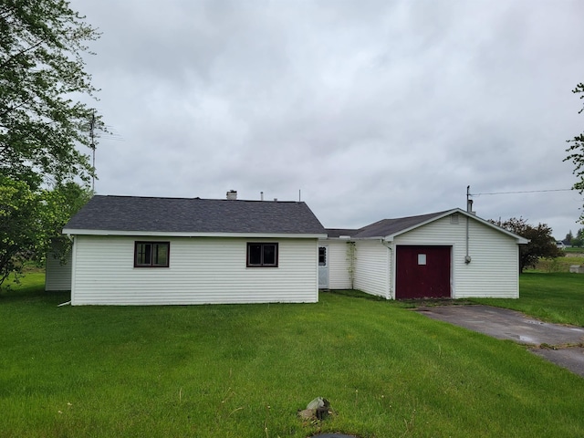 5523 Red Oak Rd, Beaverton, MI 48612 - view of front of home with a front yard, asphalt driveway, and a garage