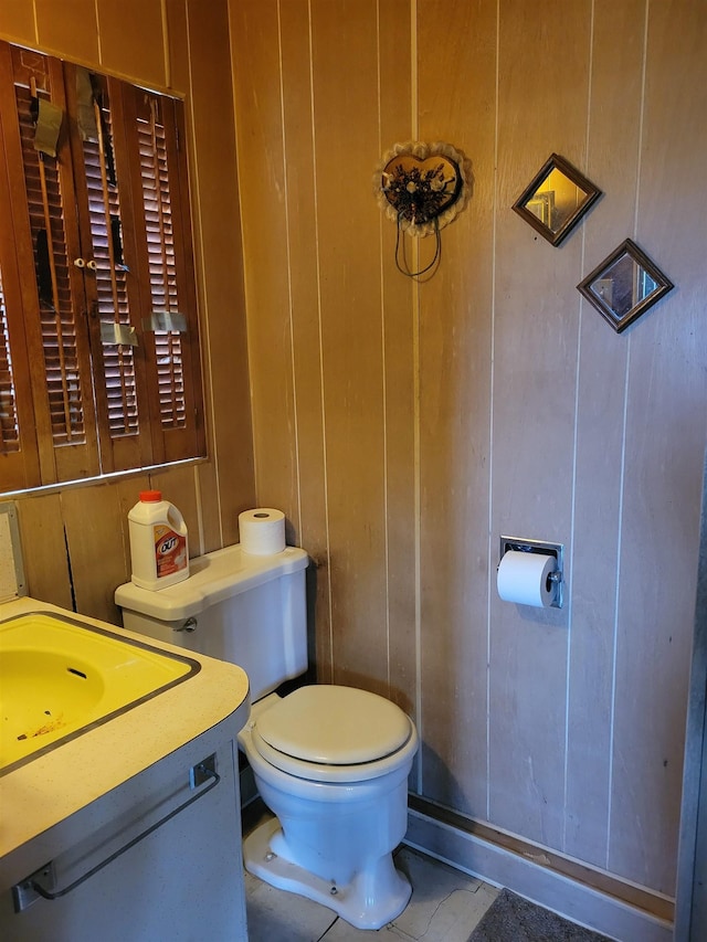5523 Red Oak Rd, Beaverton, MI 48612 - bathroom featuring tile patterned flooring, toilet, and vanity