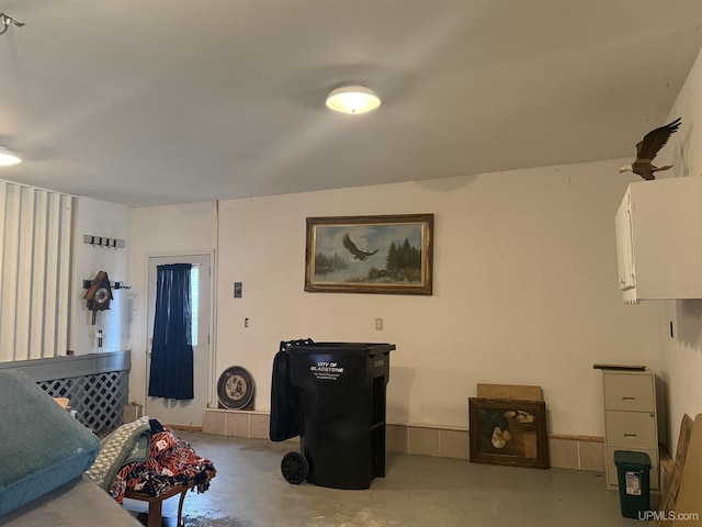 20 Kenneally Blvd St, Gladstone, MI 49837 - living room featuring finished concrete floors