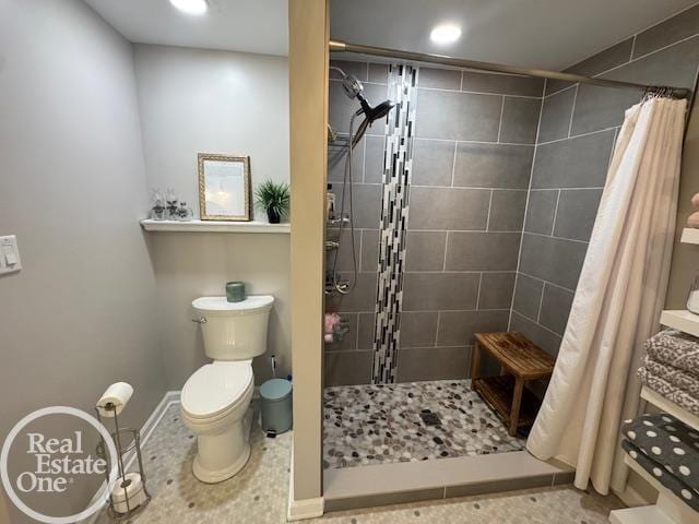 28800 Old N River Rd, Harrison Twp, MI 48045 - bathroom featuring toilet, a tile shower, and recessed lighting