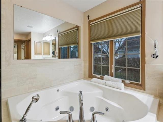 5631 W Spring Knoll Dr, Bay City, MI 48706 - full bath with a whirlpool tub