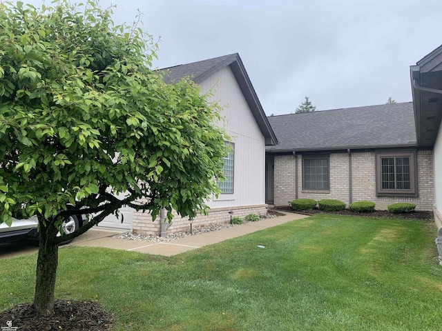 13304 Highland Cir, Sterling Heights, MI 48312 - view of front of property with roof with shingles, a front yard, and brick siding