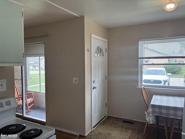 8401 18 Mile Rd Unit 154, Sterling Heights, MI 48313 - entryway featuring wood finished floors and baseboards