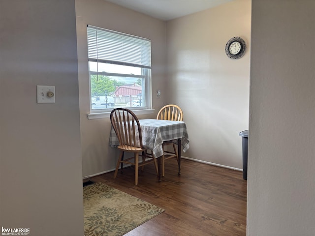 8401 18 Mile Rd Unit 154, Sterling Heights, MI 48313 - dining area featuring wood finished floors and baseboards