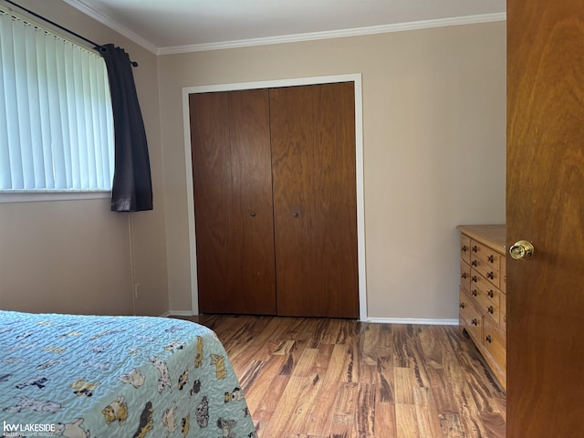 8401 18 Mile Rd Unit 154, Sterling Heights, MI 48313 - bedroom featuring a closet, ornamental molding, wood finished floors, and baseboards