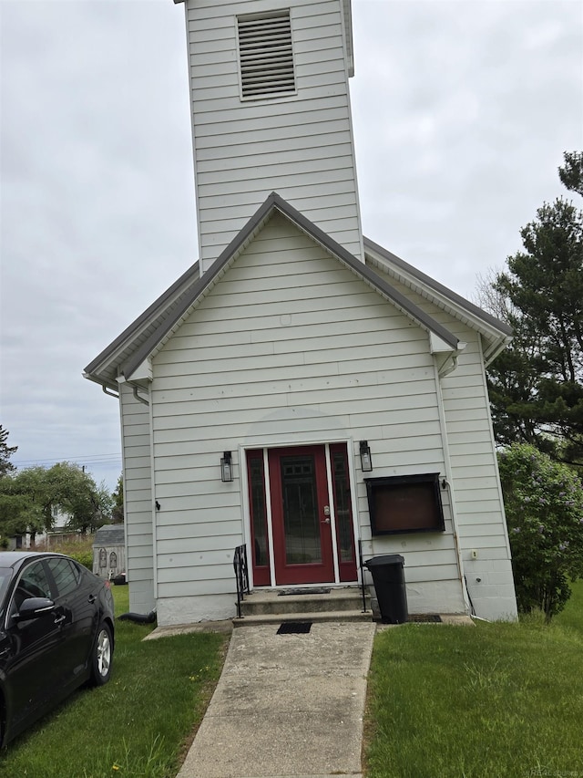 2450 N Lakeshore Rd, Carsonville, MI 48419 - view of front of property with entry steps and a front yard