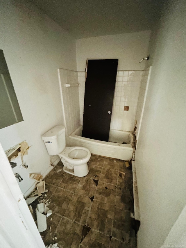 16600-16620 Greenfield Rd, Detroit, MI 48235 - bathroom featuring toilet and washtub / shower combination