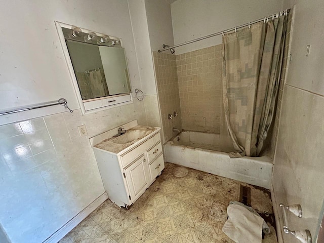 4992 Freeman Rd, Beaverton, MI 48612 - full bath with shower / bath combination with curtain and vanity