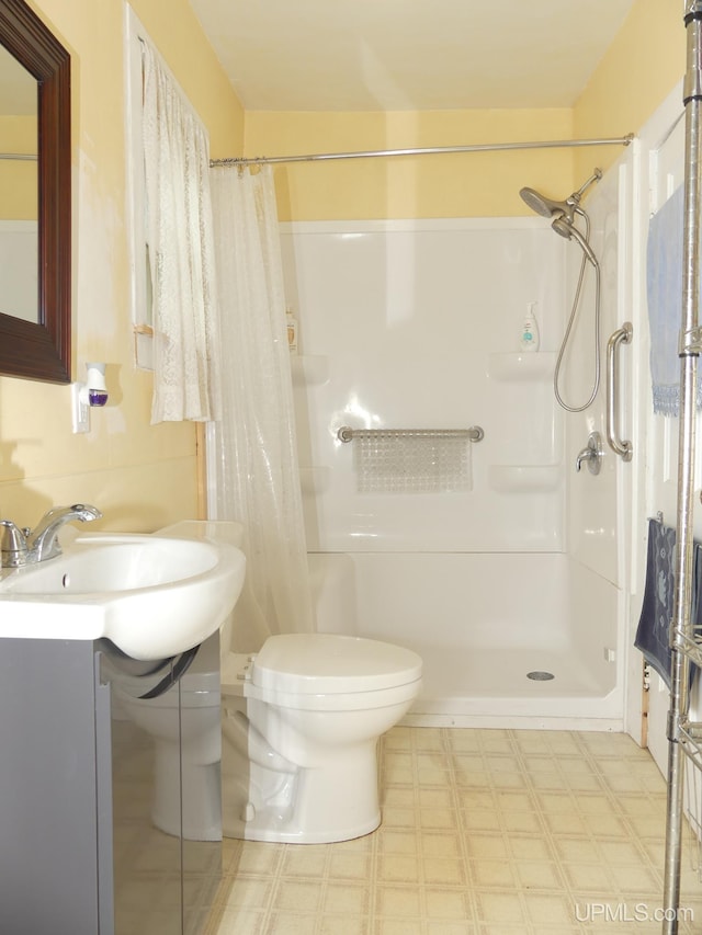 22019 E Everett Ave, Grand Marais, MI 49839 - full bath with tile patterned floors, vanity, curtained shower, and toilet