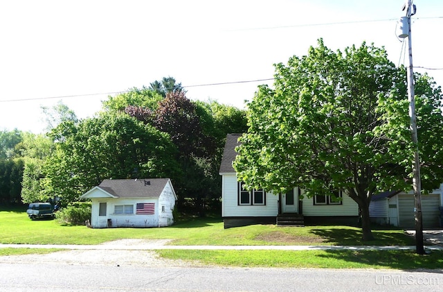 22019 E Everett Ave, Grand Marais, MI 49839 - view of front of home with a front yard and entry steps