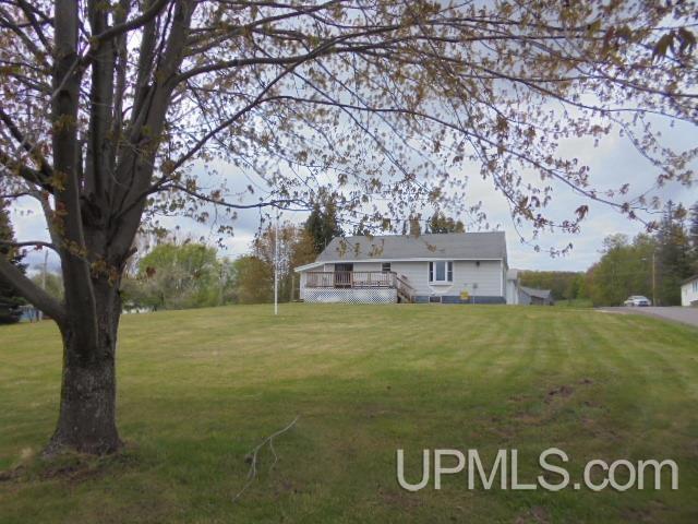 605 W 5th St, Rockland, MI 49960 - view of grassy yard with a deck