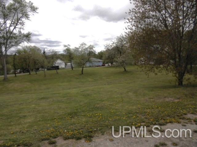 605 W 5th St, Rockland, MI 49960 - view of green lawn