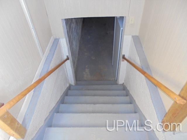 605 W 5th St, Rockland, MI 49960 - view of stairs