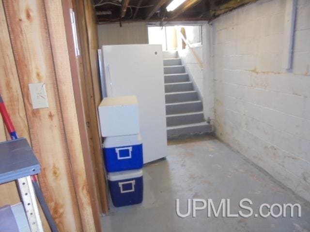 605 W 5th St, Rockland, MI 49960 - unfinished below grade area with stairway