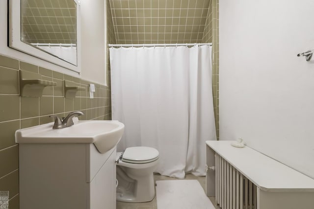 257 Ridge Rd, Grosse Pointe Farms, MI 48236 - bathroom featuring vanity, tile walls, toilet, and curtained shower