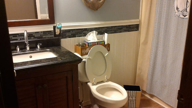 4158 Scott Ct, Gladwin, MI 48624 - bathroom with vanity, toilet, a shower with curtain, and decorative backsplash