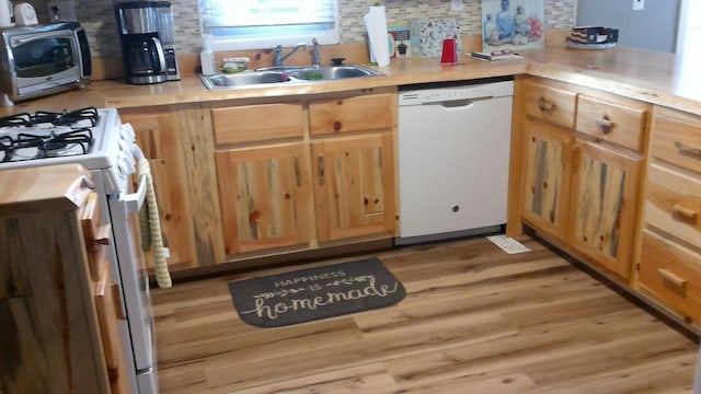 4158 Scott Ct, Gladwin, MI 48624 - kitchen featuring white appliances, a sink, light wood finished floors, and backsplash