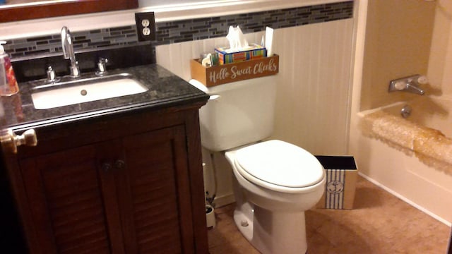 4158 Scott Ct, Gladwin, MI 48624 - full bath featuring toilet, vanity, decorative backsplash, and baseboards